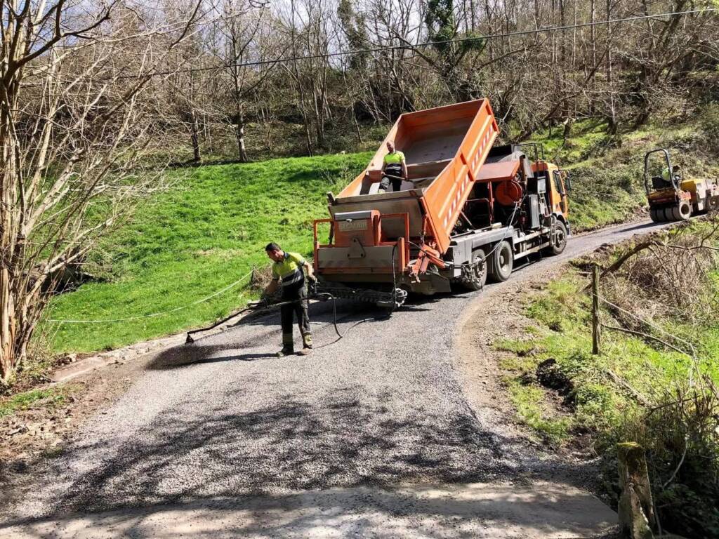 Trabajadores descargado la mezcla de asfalto