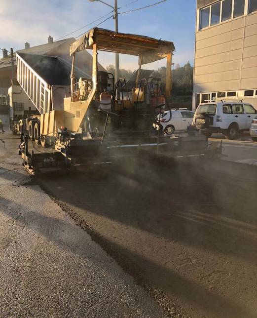 Máquina Pavimentadora instalando el asfalto en la obra