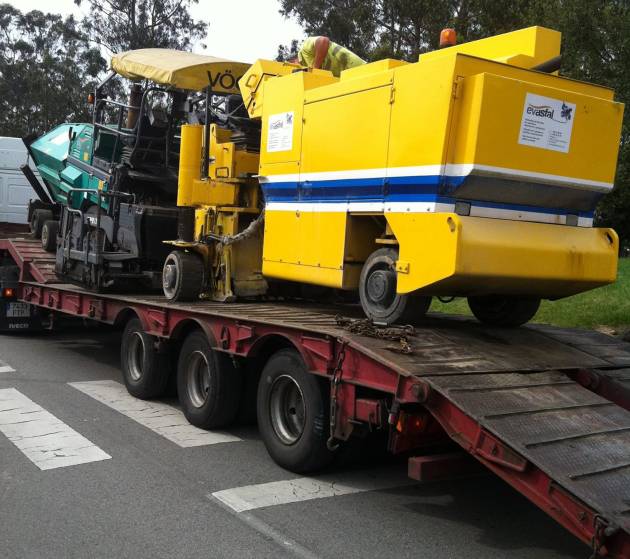 Maquinaria Maquinaria cargada sobre un camión de transporte